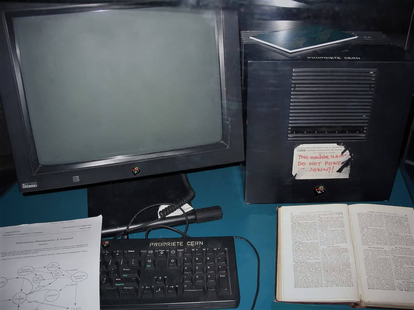 Компьютер NeXT с наклейкой «This machine is a server. DO NOT POWER IT DOWN!!» — первый веб-сервер в мире, в музее ЦЕРН